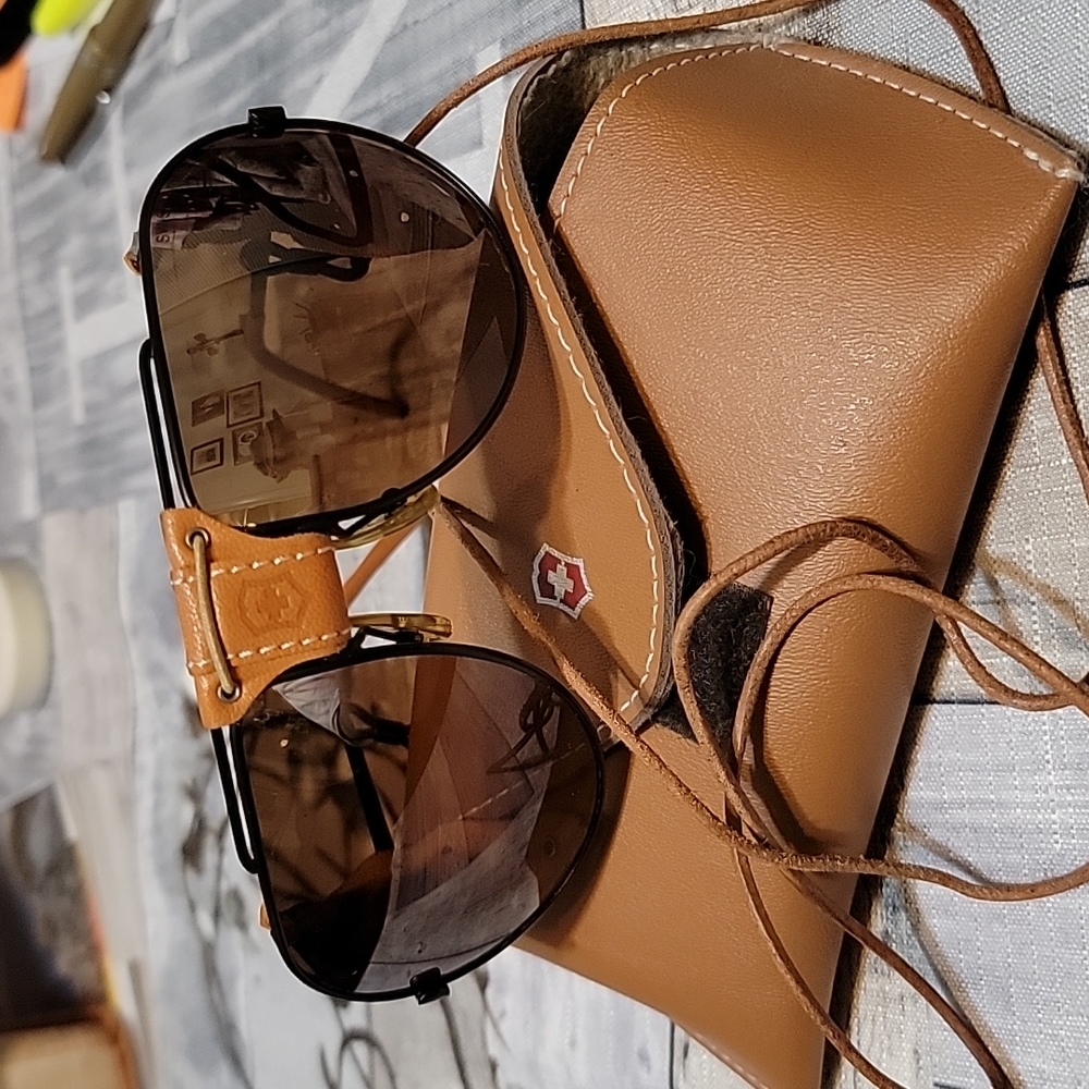 Original Swiss Army Aviator Sunglasses with case and leather laynard. 😎